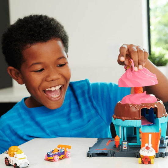 مجموعة لعب متجر الآيس كريم في وسط المدينة من Hot Wheels City مع سيارة