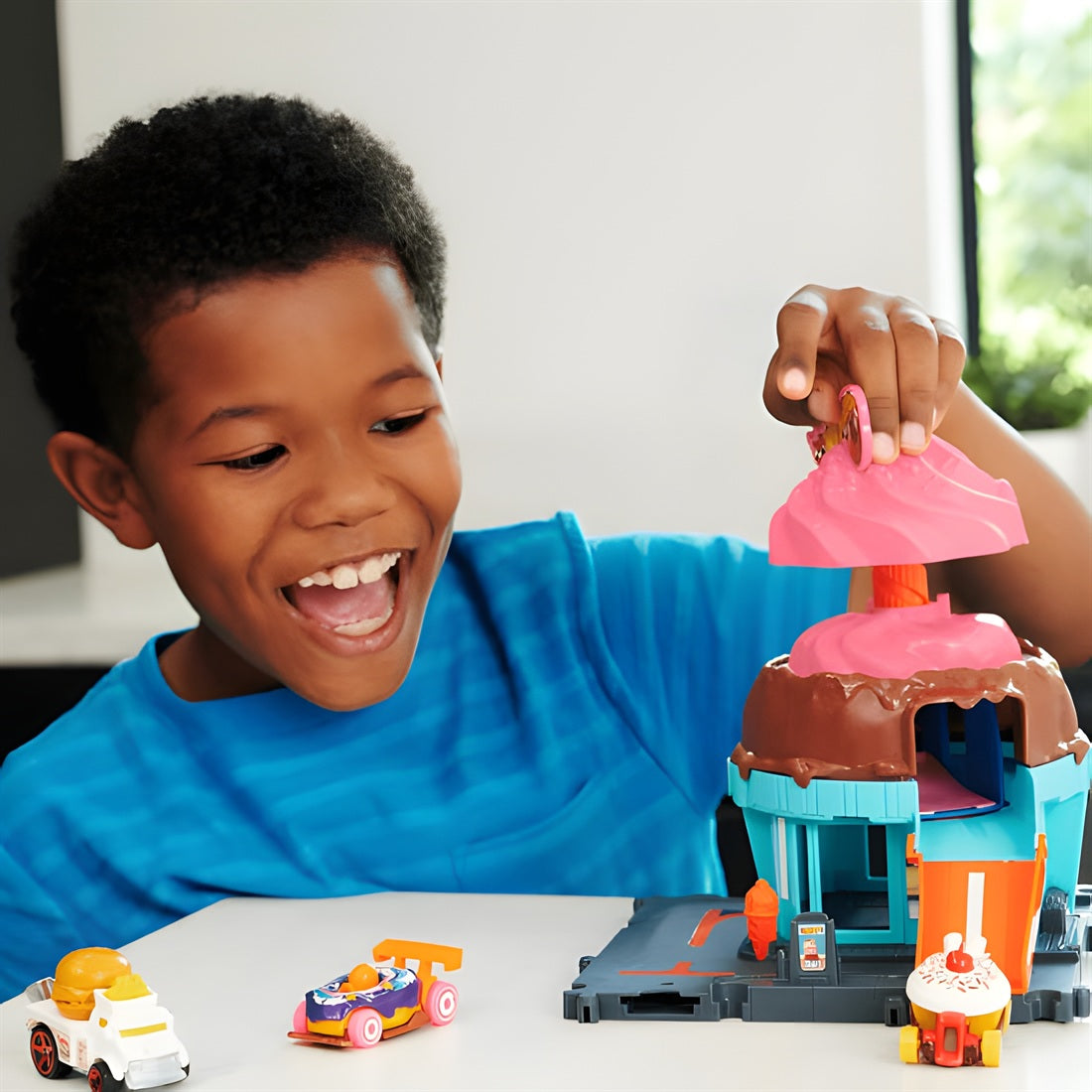 Hot Wheels City Downtown Ice Cream Shop Playset with Vehicle