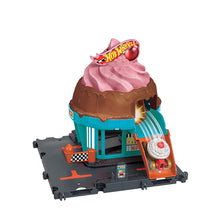 مجموعة لعب متجر الآيس كريم في وسط المدينة من Hot Wheels City مع سيارة
